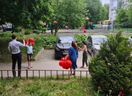 Надуваем мыльные пузыри и воздушные шарики и начинаем!
